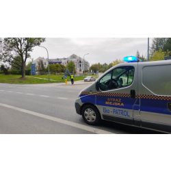 Radiowóz straży miejskiej oraz w tle strażnik